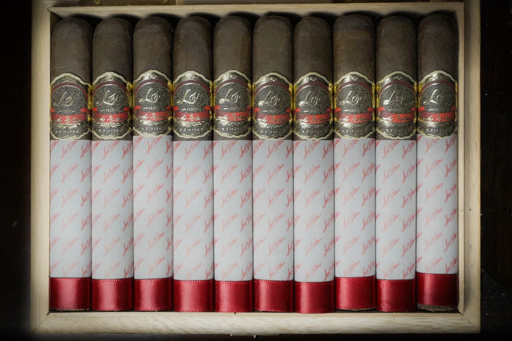 Le Villes Reserva Maduro cigars in a red-lined wooden box.